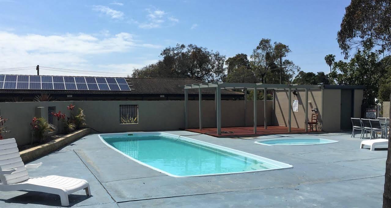 Coachman's Motel 4*